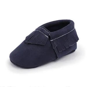 Detailansicht eines dunkelblauen Babyschuhs mit weicher Sohle und Fransenverzierung