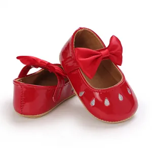 Zapatos de charol rojo para bebé niña con lazo grande y detalles de purpurina plateada