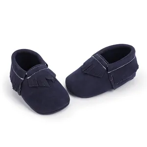 Detailansicht dunkelblauer Wildleder-Babyschuhe mit Fransen und weißen Ziernähten
