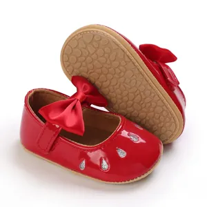 Detalle de zapatos princesa rojos para bebé con suela de goma suave antideslizante
