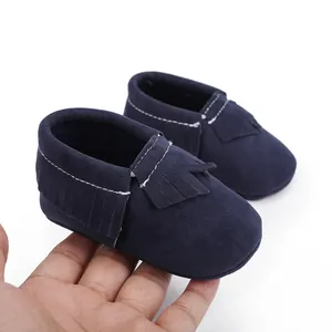 Detailansicht der dunkelblauen Baby-Mokassins mit Wildlederfransen und weißen Nähten