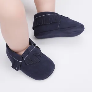 Weiche dunkelblaue Baby-Mokassins mit Fransen für den Komfort von neugeborenen Mädchen.