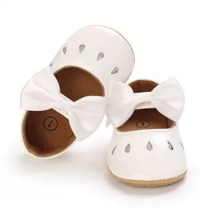 Elegantes zapatos de bebé blancos con lazo de satén y brillantes para niñas.