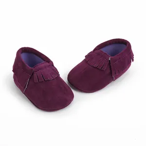 Weiche Wildleder-Babyschuhe für Mädchen mit Fransen in Dunkelviolett für Neugeborene.