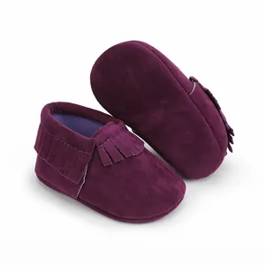 Detailansicht der lila Wildleder-Babyschuhe mit eleganten Quastenverzierungen