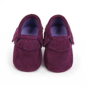 Detaillierte Vorderansicht lila Wildleder Babyschuhe mit stilvollen Fransen Details
