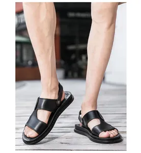 Vue détaillée de sandales homme en cuir PU noir avec bride arrière sur plancher