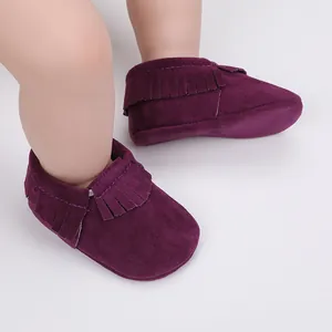 Lila Baby-Fransenschuhe, weiche Wildleder-Mokassins für Neugeborene und erste Schritte.