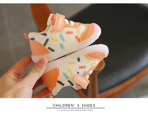 Dettaglio delle scarpe da passeggio per neonati in mesh traspirante con suole morbide e velcro