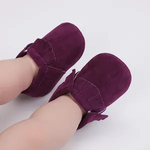 Detailansicht der lila Wildleder-Babyschuhe mit dekorativem Fransenbesatz
