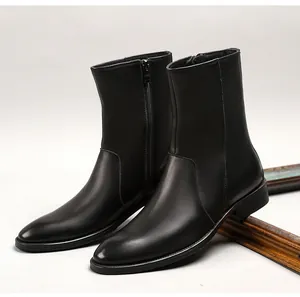 Seitenansicht der spitzen Herren-Chelsea-Boots aus schwarzem Leder mit Reißverschluss