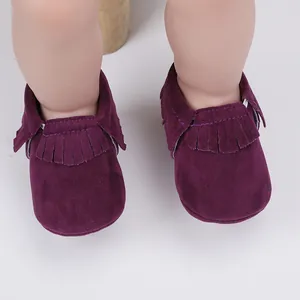 Detailansicht lila Wildleder-Babyschuhe mit klassischem dekorativem Fransen-Design