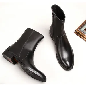 Detailansicht von schwarzen Chelsea-Boots aus Leder für Herren mit spitzer Zehenpartie.