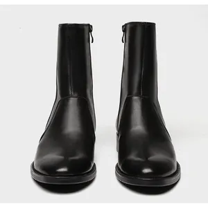 Vorderansicht schwarzer Leder-Chelsea-Boots mit schickem seitlichem Reißverschluss.