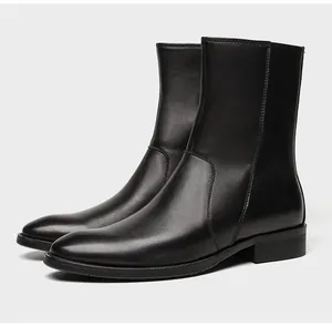 Detaillierte Seitenansicht eleganter schwarzer Chelsea-Boots aus Leder für Herren mit Spitze