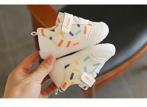 Dettaglio di scarpe da camminata per neonati traspiranti con suola in gomma morbida