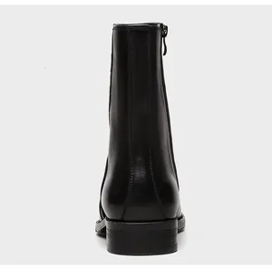 Detaillierte Rückansicht klassischer schwarzer Chelsea-Boots für Herren mit Reißverschluss