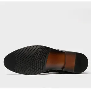 Detailansicht der rutschfesten Ledersohle von Chelsea-Boots für Herren mit Strukturmuster