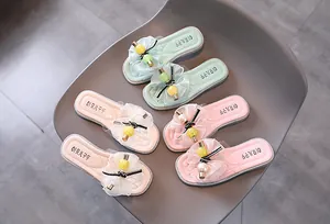 Vue détaillée de pantoufles fleuries pour filles en menthe, rose et blanc nacré