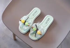 Vue détaillée de pantoufles vert menthe pour filles avec nœuds en résille et perles