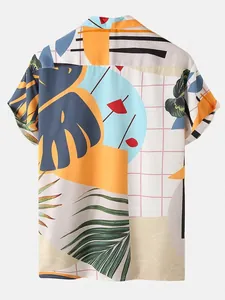 Vista trasera detallada de camisa de playa para hombre con estampados tropicales y geométricos