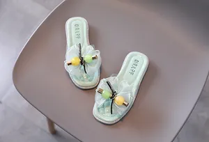 Vue détaillée des pantoufles vert menthe pour filles avec nœuds en gaze florale et perles