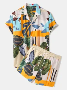 Vista detallada del conjunto de playa para hombre con estampado de hojas tropicales.