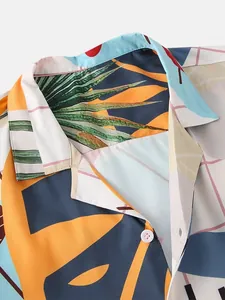 Detalle del cuello y del estampado de hojas tropicales en una camisa de playa para hombre