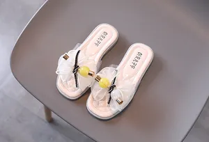 Vue détaillée de sandales fille crème avec une fleur en tulle et des perles