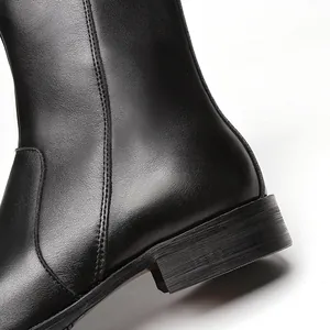 Detailaufnahme der schwarzen Chelsea-Boots aus echtem Leder für Herren mit Absatz und Textur