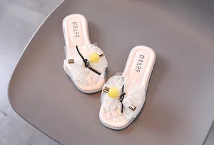 Vue détaillée de sandales roses pour filles avec fleurs en résille et perles décoratives