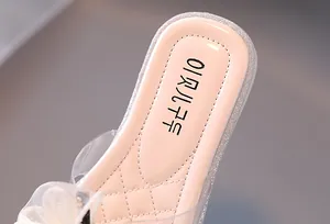 Zoom sur la semelle intérieure rose et le détail floral des sandales pour filles