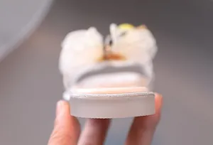 Détail de la semelle souple et du talon des chaussons d'été à fleurs pour filles
