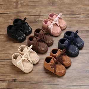 Detailansicht von oben zeigt sechs verschiedene Farben von Baby-Lauflernschuhen.