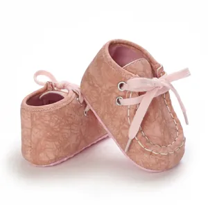 Detailansicht der rosa Baby-Lauflernschuhe mit einer einzigartigen Rissleder-Struktur