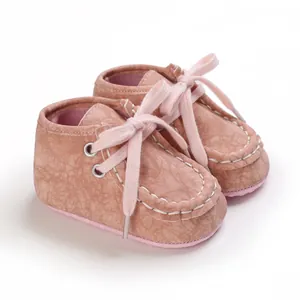Detailansicht der altrosa Babylauflernschuhe mit weißen Nähten und Schnürsenkeln
