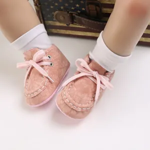 Detailansicht rosa Baby-Lauflernschuhe mit Riss-Struktur und passenden Schnürsenkeln.