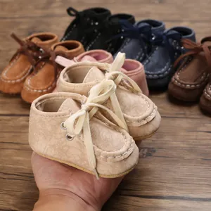Detailansicht der beigen Kunstleder Babyschuhe Lauflernschuhe mit klassischer Schnürung