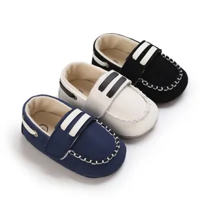 Set de tres zapatos de suela blanda para bebés en azul marino, blanco crema y negro.