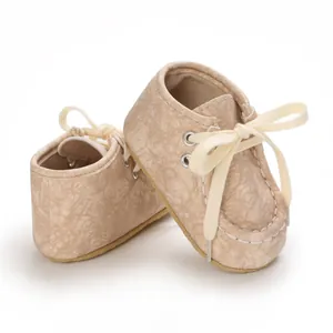 Detailansicht beige strukturierte Lauflernschuhe für Babys mit weichen Sohlen und Schnüren