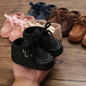 Weiche schwarze Wildleder Babyschuhe mit weißer Ziernaht für die ersten Schritte