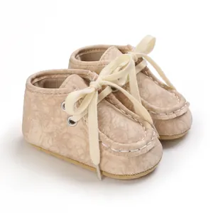Detailansicht der beigefarbenen Baby-Lauflernschuhe aus Kunstleder mit cremefarbenen Schnürsenkeln