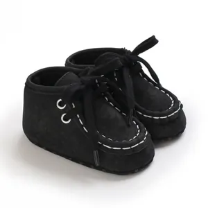 Detaillierte Ansicht schwarzer Baby-Mokassins-Lauflernschuhe mit weißer Ziernaht