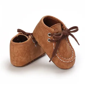Detailansicht brauner Baby-Lauflernschuhe aus Kunstleder mit weißer Ziernaht