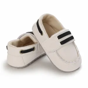Primer plano de mocasines para bebés en color crema con suela blanda y detalles negros