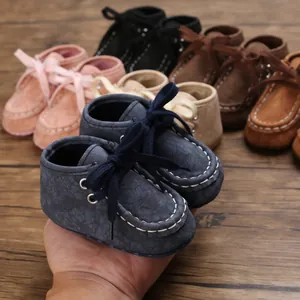 Detailansicht eines dunkelblauen Babyschuhs mit Nähten und Schnürsenkeln