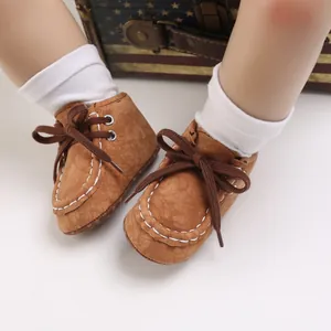 Detailansicht braune Baby-Lauflernschuhe mit weißen Nähten und braunen Schnürsenkeln