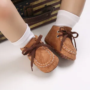 Detaillierte Ansicht brauner Baby-Freizeitschuhe mit dekorativen weißen Ziernähten