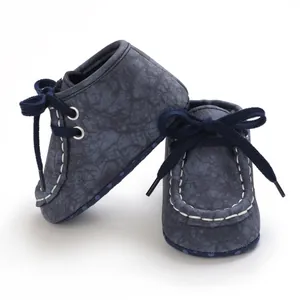 Detailansicht blaue strukturierte Baby-Lauflernschuhe mit weißen Nähten und Schnürsenkeln