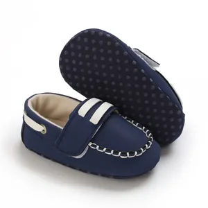 Zapatos de bebé azul marino con suelas antideslizantes de puntos y costuras blancas